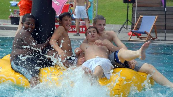 Im Sommerbad Fürth ist einiges geboten: Sportbecken, Bewegungsbecken, Erlebnisbecken, Planschbecken, Familien-Breitrutsche, Kamikaze-Speedrutsche und der mallorquinische Strand mit Liegen- und Sonnenschirmverleih. Auf der Facebook-Seite der Infra Fürth finden Sie alle Infos zum Ticketvorverkauf und den Öffnungszeiten.