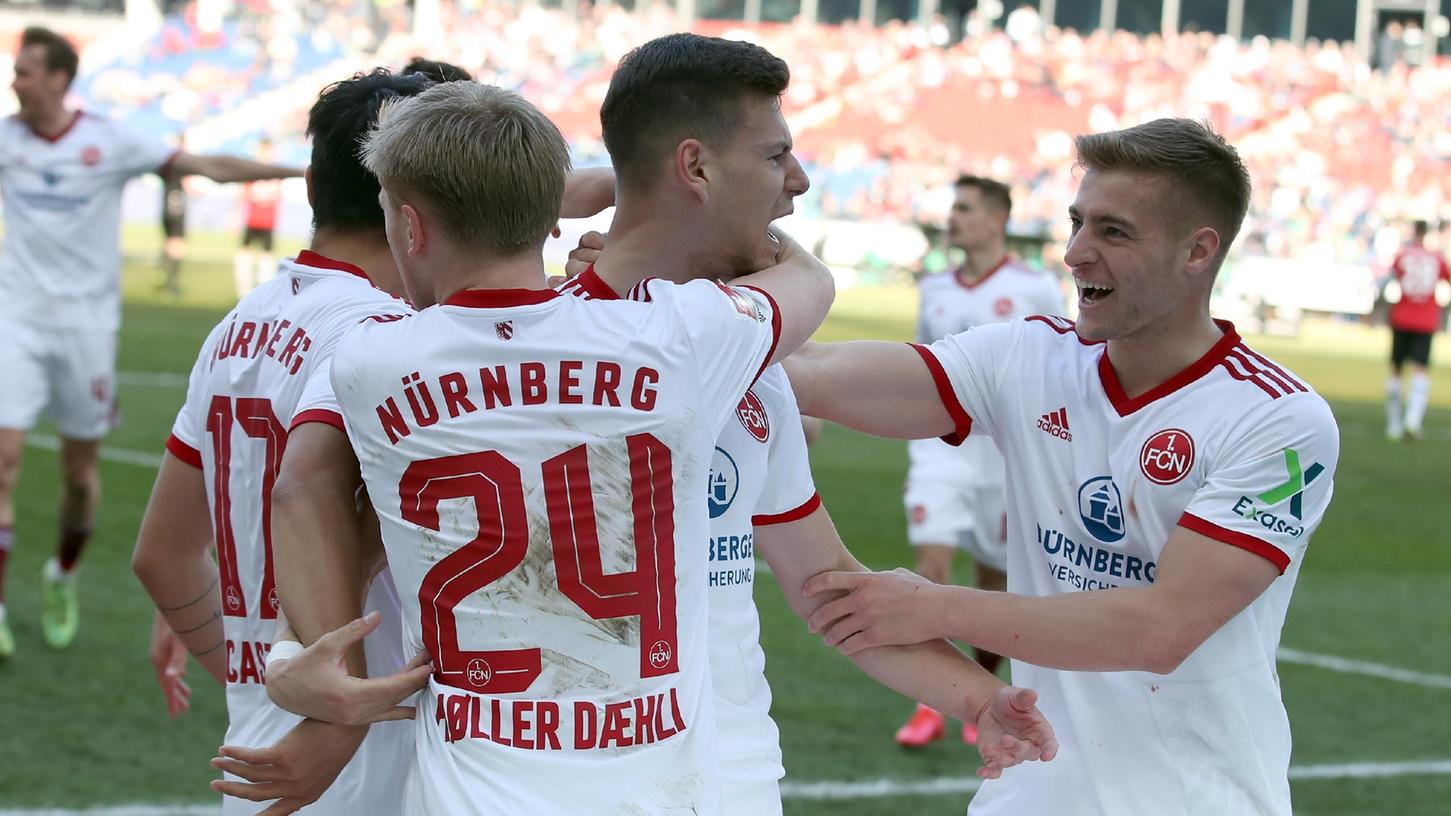 Krauß trifft und nicht nur ein Nürnberger gratuliert: Tom und Fabian (rechts) nach dem 2:0 in Hannover.
