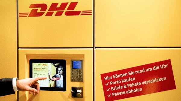 DHL stellt ab dem 1. April die Bedienung seiner Packstationen um. Um sie weiterhin zu bedienen, müssen Kunden die "Post & DHL App" heruntergeladen haben. Die App informiert zum einen, wann ein Paket angekommen ist. Zum anderen generiert sie einen Abholcode, der bei der Abholung gescannt werden muss. Nur so können Sie das Fach in der Packstation zum Empfangen und Versenden von Paketen öffnen.