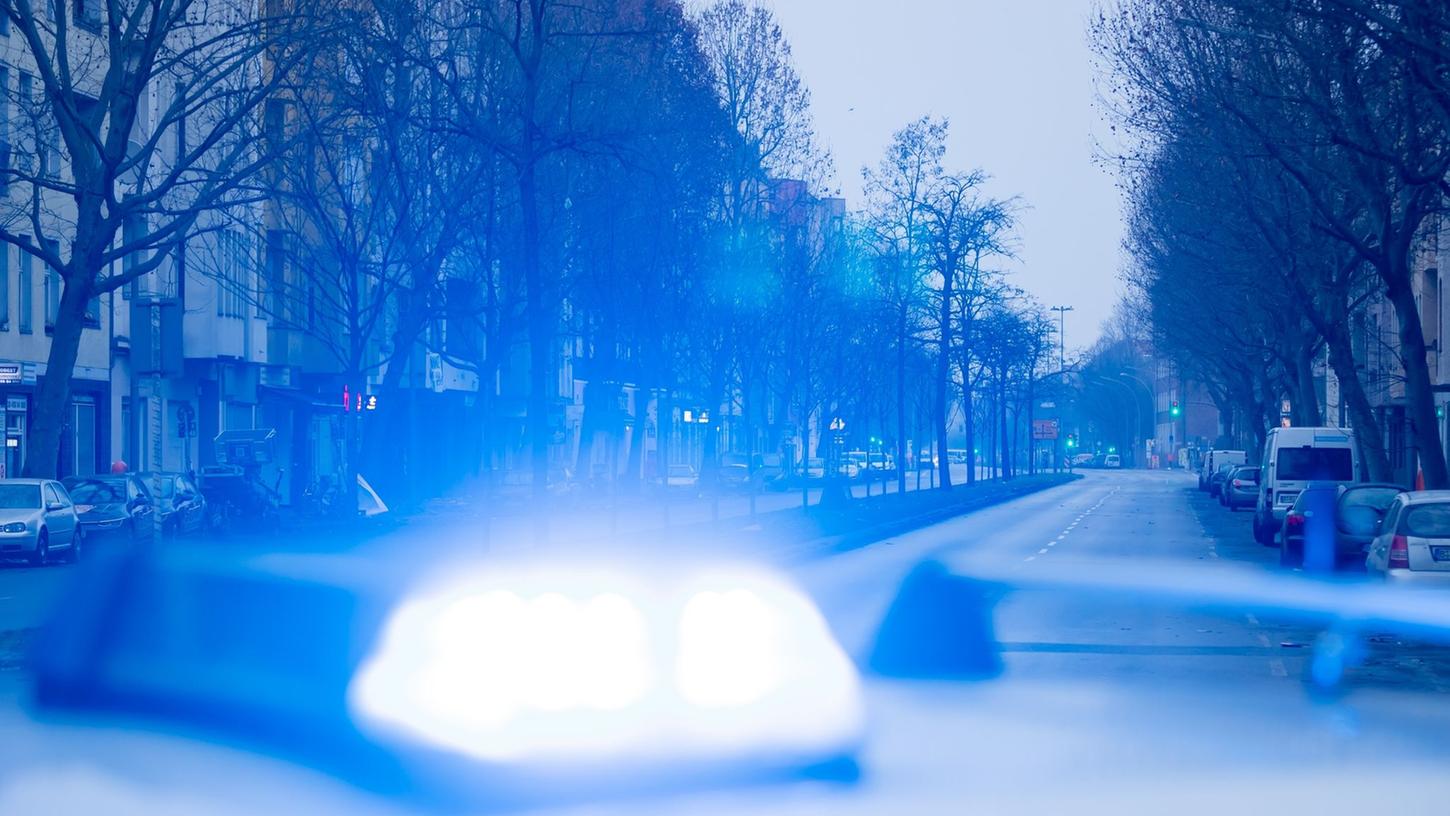 Die Polizei sucht Turnschuhdiebe: Drei Männer haben einen Jugendlichen in Nürnberg beraubt.