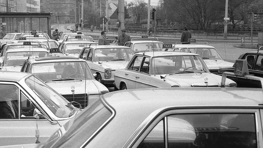 Ausnahmegenehmigungen gab es nur wenige. Taxis zum Beispiel durften unterwegs sein, weshalb sie an diesen Tagen sehr schwer zu bekommen waren und gefragt waren wie nie. Hier warten sie am Nürnberger Hauptbahnhof auf Kunden.