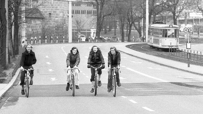 Überall in der Stadt waren die Fahrradfahrer auf den Hauptstraßen unterwegs.