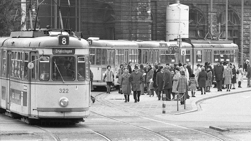 Der Ansturm auf die öffentlichen Verkehrsmittel, insbesondere die Straßenbahnen, war an diesem Tag natürlich gewaltig in Nürnberg.