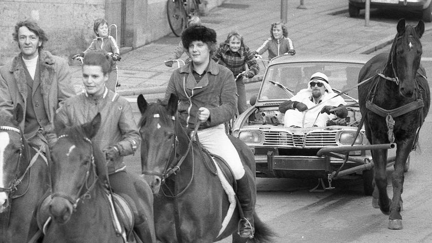 In Nürnberg hatten viele einen Heidenspaß am autofreien Sonntag, der mancherorts sogar karnevaleske Züge annahm. Hier zum Beispiel ließ sich ein "Ölscheich" auf seinem Auto von Pferden durch die Stadt ziehen. 