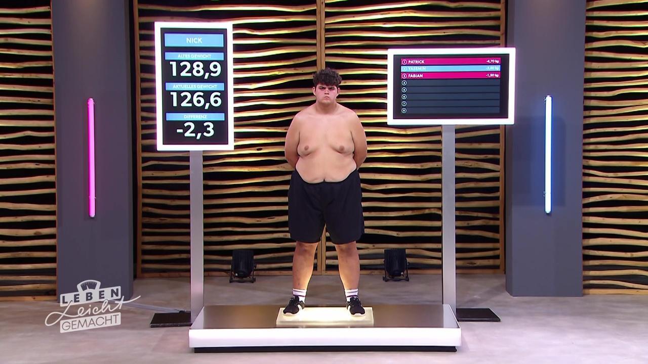 Nick brachte zu Beginn der Show 171,8 Kilo auf die Waage, inzwischen sind es nur noch 128,9 Kilo Nick brachte zu Beginn der Show 171,8 Kilo auf die Waage, inzwischen sind es nur noch 128,9 Kilo