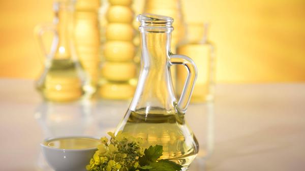 Geschmacksneutral, hoch erhitzbar und günstig: Ideal zum Braten und Frittieren. Leider wurde genau dieses Öl in einigen Supermärkten bereits leergekauft.