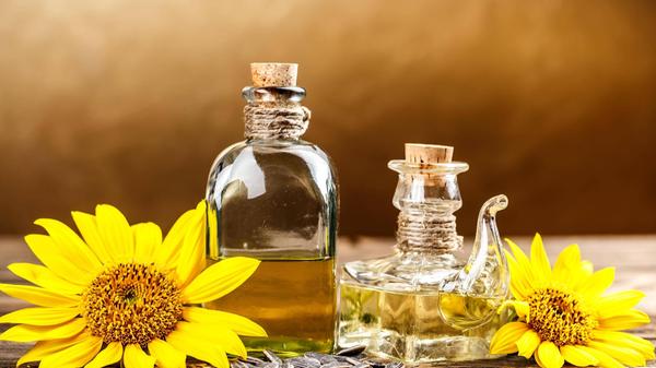 Oft befindet sich das Pflanzenöl genau neben dem heißbegehrten Rapsöl. Kaltgepresstes Sonnenblumenöl ist zwar nicht zum Erhitzen geeignet, dafür aber die raffinierte Variante. Dabei handelt es sich nämlich um ein High-Oleic-Öl: Also ein Öl, das einen hohen Gehalt an einfach ungesättigten Fettsäuren hat. Dadurch ist Sonnenblumenöl deutlich hitzebeständiger und besitzt einen hohen Rauchpunkt.