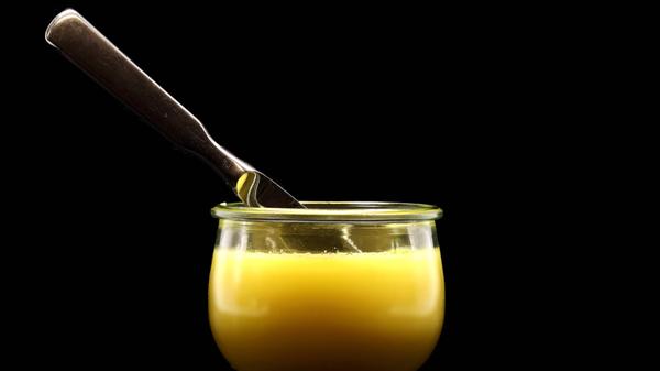 Egal ob Bratkartoffeln oder ein Wiener Schnitzel: Butterschmalz eignet sich hervorragend zum scharfen Anbraten und Frittieren. Zudem wird der Speiseöl-Alternative ein spritzfreies Bratvergnügen zugeschrieben. Mit einem Rauchpunkt von etwa 200 Grad kann es bis zu Höchsttemperaturen problemlos erhitzt werden. Plus: Butterschmalz kann mehrfach zum Frittieren und Braten verwendet werden. Dafür müssen nur die Reste des Bratguts mit einem feinen Küchensieb gefiltert werden. Damit Sie ein möglichst geschmacksneutrales Produkt erhalten, sollten nur ähnliche Lebensmittel mit demselben Butterschmalz zubereitet werden.