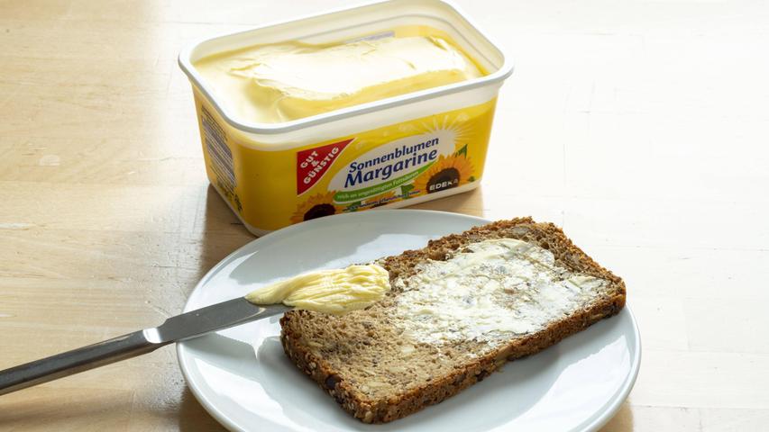 Ob zum Backen oder als Brotaufstrich: Butter oder Margarine hat so gut wie jeder im Kühlschrank. Ein Stück Butter zu den Kartoffeln oder zum Reis verleiht den Speisen zwar einen vollmundigen Geschmack – zum Frittieren sind die Fette jedoch nicht geeignet. Grund dafür ist der hohe Wassergehalt in den Produkten.