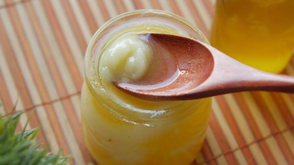 In Italien und im Mittelmeerraum werden viele Gerichte mit Olivenöl aufgewertet. In der indischen und asiatischen Küche kommt Ghee zum Einsatz. Für die Herstellung wird der Butter das enthaltene Milcheiweiß, die Lactose und auch das Wasser entzogen. Übrig bleibt das Butterreinfett, das hoch erhitzbar ist und sich bestens zum Braten und Frittieren eignet.