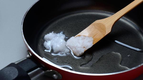 Ein Wundermittel für Haut und Haare. Kokosöl eignet sich aber auch hervorragend zum Kochen und Braten. Durch den hohen Anteil an gesättigten Fettsäuren ist Kokosöl sehr hitzebeständig und kann problemlos mit Butterschmalz und Ghee mithalten: Eine ideale Speiseöl-Alternative zum Frittieren.
