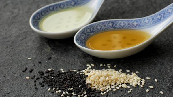 Samen- und Nussöle sollten in der Regel nicht erhitzt werden. Das gilt jedoch nicht für helles Sesamöl. In der asiatischen Küche werden viele Gerichte mit Sesamöl zubereitet. Durch den extrem hohen Rauchpunkt von etwa 230 Grad eignet sich das nussige Öl perfekt zum scharfen Anbraten von Gemüse oder zum Frittieren.