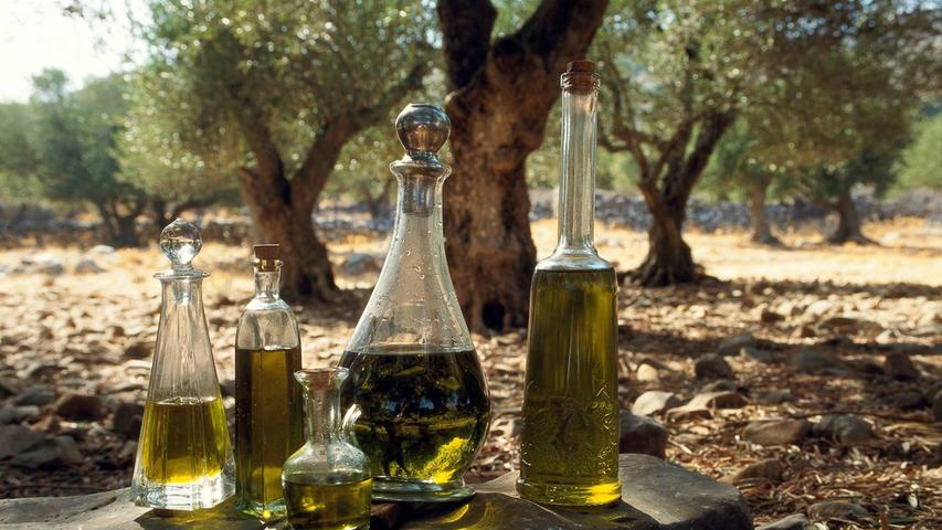 Das Geschrei ist groß, wenn Olivenöl in die Pfanne zum Erhitzen gegeben wird. Der Grund? Die Angst vor Giftstoffen, die sich dabei entfalten. Kaltgepresstes, natives Olivenöl eignet sich wirklich eher zum kalten Verzehr in Salaten oder auf Antipasti. Es gibt aber auch Olivenöle, die einen Rauchpunkt von über 200 Grad haben und somit problemlos zum Frittieren und Braten eingesetzt werden können. Das Stichwort, worauf Sie beim Kauf achten müssen, ist „raffiniertes Olivenöl“. Dabei wird das Olivenöl heißgepresst und zweifach gefiltert.