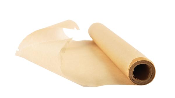 Backpapier eignet sich nicht nur für Gerichte, die im Ofen zubereitet werden. Um es als Fetteratz zu nutzen, müssen Sie das Papier auf die Größe des Pfannenbodens zurechtschneiden. Und schon können Sie in der mit Backpapier ausgelegten Pfanne bei einer Temperatur von bis zu 250 Grad Braten.