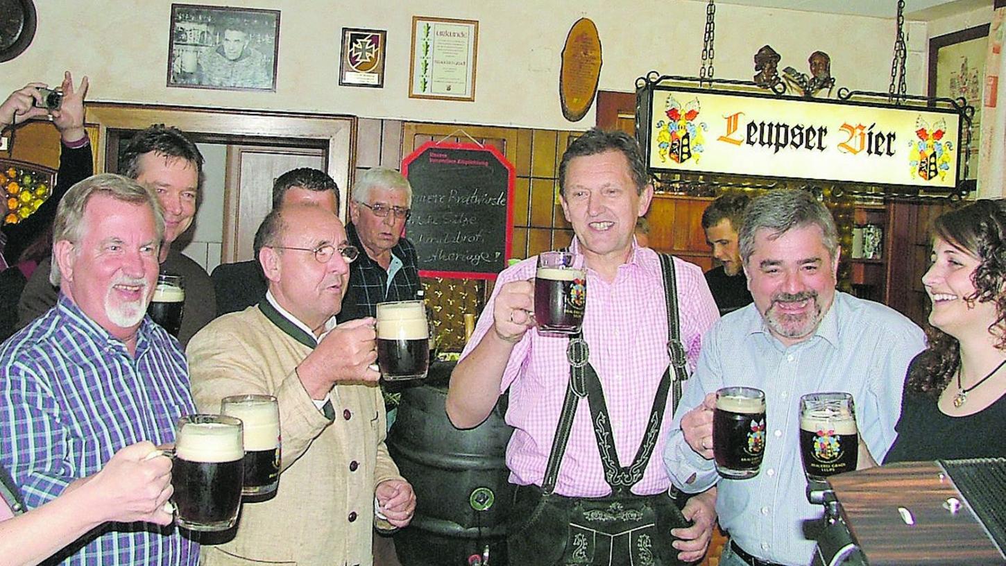 Bockbieranstich bei Brauerei Gradl in Leups: im Bild (v.l., vorne) MdL Walter Nadler, Bürgermeister Manfred Thümmler und Landrat Hübner. Bockbieranstich bei Brauerei Gradl in Leups: im Bild (v.l., vorne) MdL Walter Nadler, Bürgermeister Manfred Thümmler und Landrat Hübner.