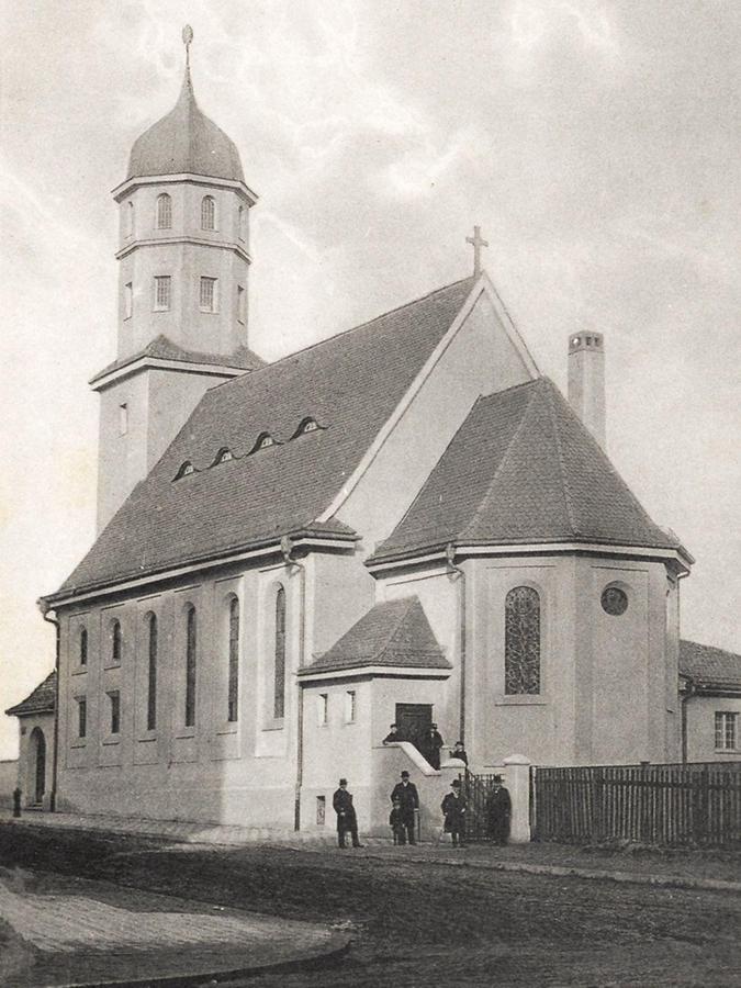 Bei ihrer Vollendung 1914 zeigte sich die Katholisch-Apostolische Kirche als neubarocke Saalkirche mit Fassadenturm und Welscher Haube. Der eingezogene Chor hatte wegen des Zuschnittes des Grundstücks nach Süden ausgerichtet werden müssen.  