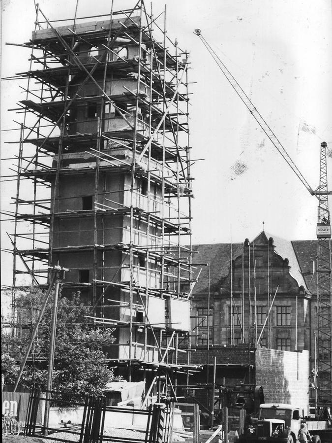 Die Kirche wurde 1955/56 wiederaufgebaut. Nachdem das alte Langhaus abgerissen worden war, bezog man einen Teil des alten Turmes in den Neubau ein. Im Hintergrund ist der Altbau des Ohm-Technikums zu sehen.  