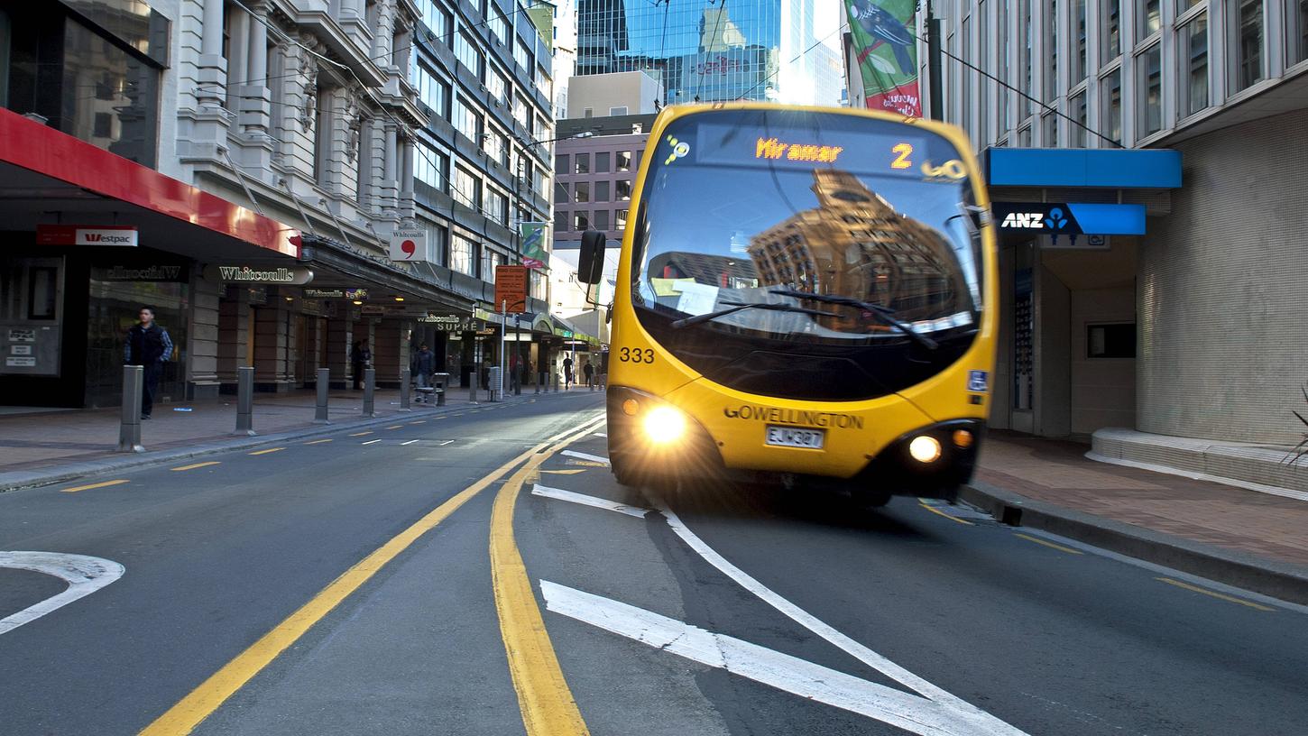 Neuseeland geht die hohen Benzinpreise in Folge des Ukraine-Konflikts von einer anderen Seite an: Sie senken die Preise für Bus und Bahn. Neuseeland geht die hohen Benzinpreise in Folge des Ukraine-Konflikts von einer anderen Seite an: Sie senken die Preise für Bus und Bahn.