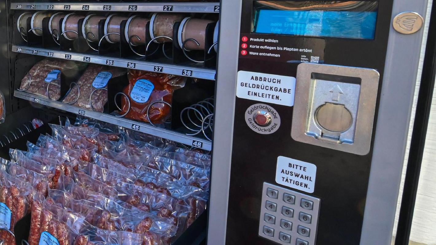 In einem "Wurstautomaten" wie diesem bietet eine Landmetzgerei seit Herbst 2022 ihre Fleischerzeugnisse rund um die Uhr in Berching an.