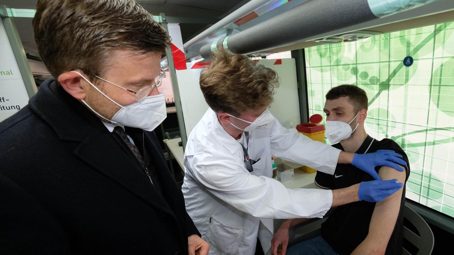 OB Markus König besuchte den Impfbus auf dem Hauptmarkt und beglückwünschte Felix Rost symbolisch als millionsten Impfling.
