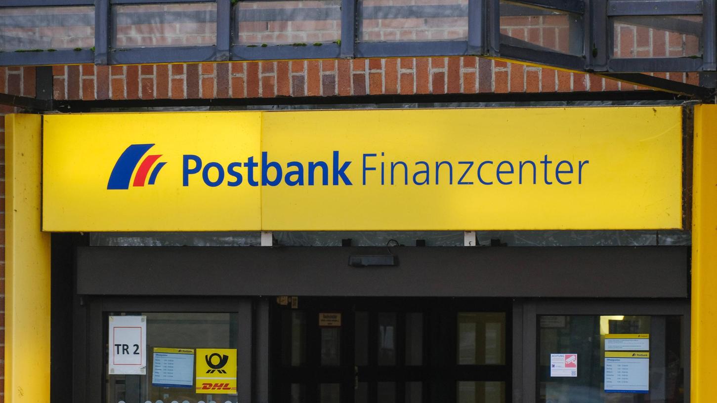 An vielen Postbank-Filialen in Bayern bleiben am Freitag die Pforten geschlossen.