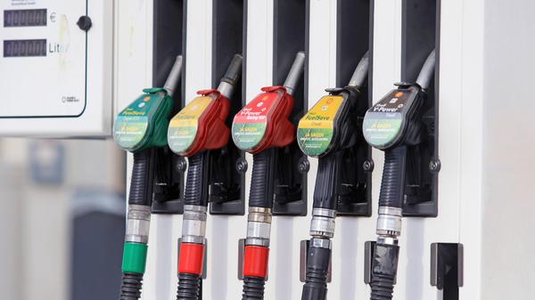 Kraftstoff für Fahrzeuge aller Art Die Zapfsäule einer Tankstelle des Mineralölkonzerns Royal Dutch Shell mit den Benzin