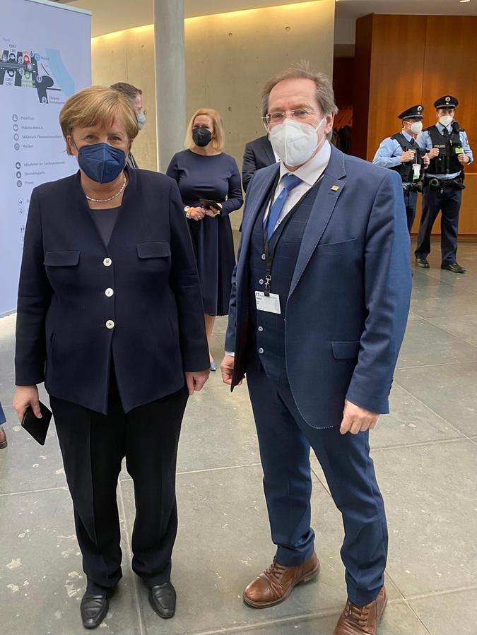 Hans Herold und Angela Merkel bei der Bundesversammlung in Berlin.