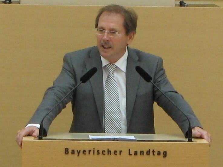 Hans Herold am Rednerpult des Bayerischen Landtags.