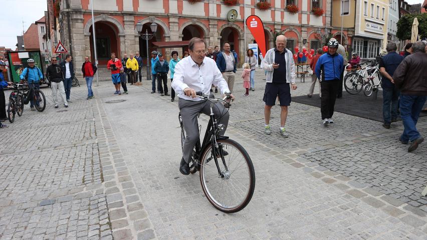 Sportlich unterwegs: Hans Herold beim Radeln auf dem Neustädter Marktplatz.