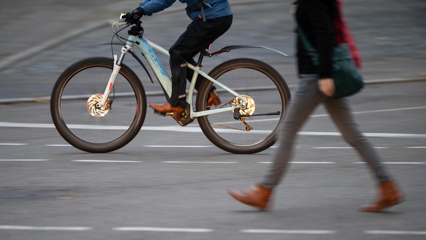 In der Nähe der Fürther Billinganlage stürzte der Radfahrer schwer. Doch wie es dazu kam, ist unklar. (Symbolfoto) In der Nähe der Fürther Billinganlage stürzte der Radfahrer schwer. Doch wie es dazu kam, ist unklar. (Symbolfoto)