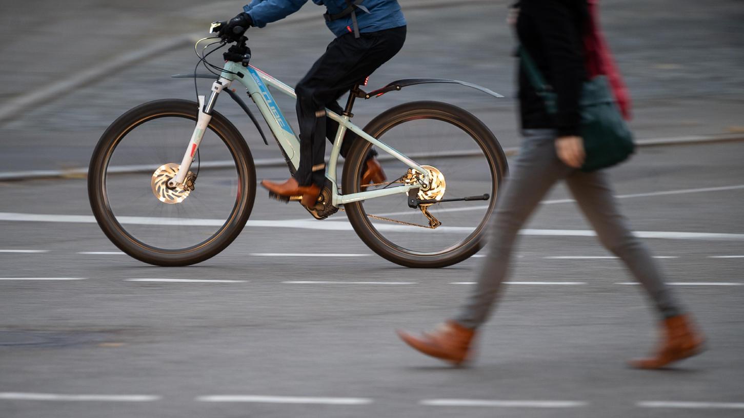 In der Nähe der Fürther Billinganlage stürzte der Radfahrer schwer. Doch wie es dazu kam, ist unklar. (Symbolfoto)