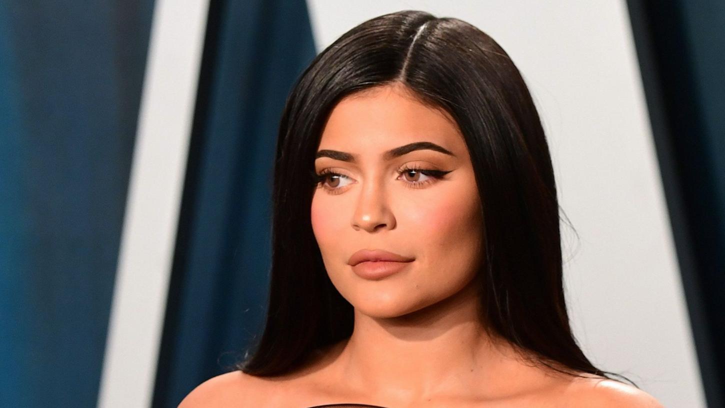 Nachdem Kylie Jenner für eine Strecke von nur 60 Kilometern ihren Privatjet nutze, erntete sie einige Kritik in den sozialen Medien. 
