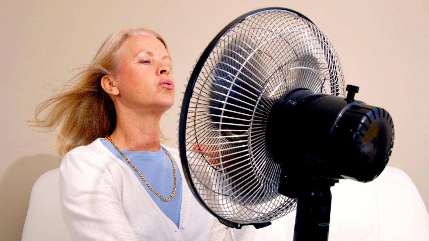 Hitzewallungen und Schweißausbrüche sind die häufigsten Symptome während der Wechseljahre.