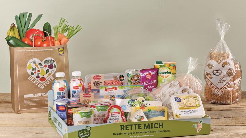 Die Rettertüten von Lidl mit Obst und Gemüse (links hinten) sollen drei Euro kosten. Die Rettertüten von Lidl mit Obst und Gemüse (links hinten) sollen drei Euro kosten.