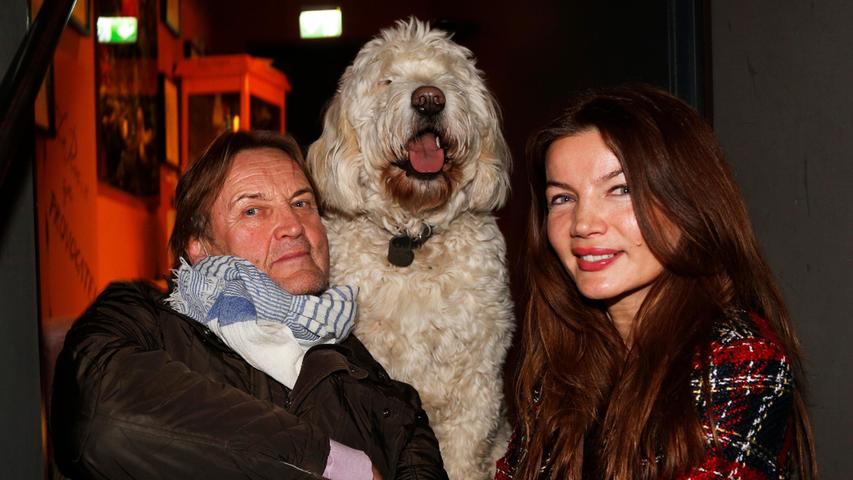Peter Althof mit Sandra Rajcic und Hund Lui. Der Goldendoodle, ein Mix aus Golden Retriever und Pudel, ist immer dabei. 