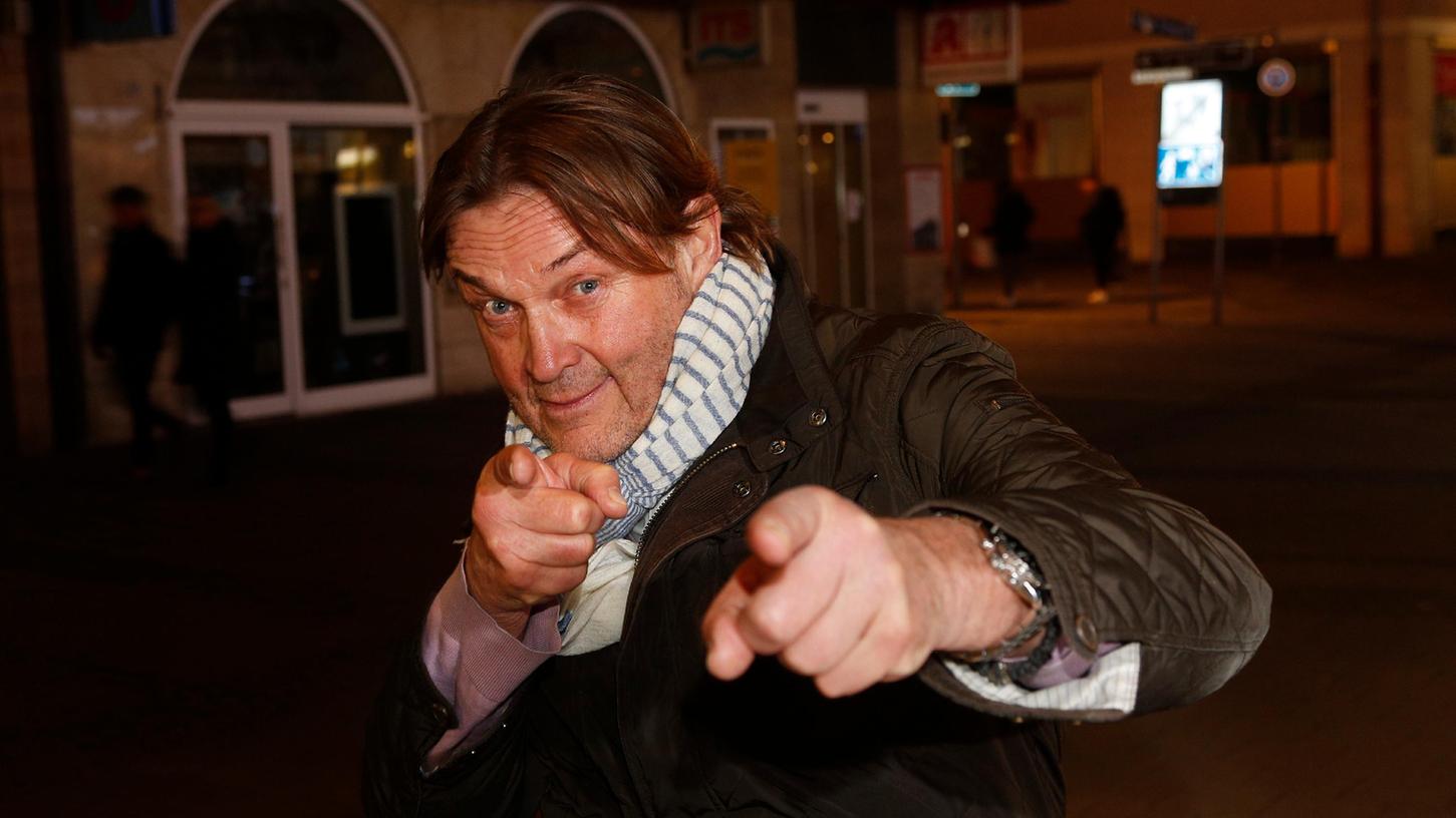 "Merk dir eine Zahl zwischen 1 und 6!": Jetzt kann man Peter Althofs Witze wieder jenseits der Fernsehkameras erleben. "Merk dir eine Zahl zwischen 1 und 6!": Jetzt kann man Peter Althofs Witze wieder jenseits der Fernsehkameras erleben.