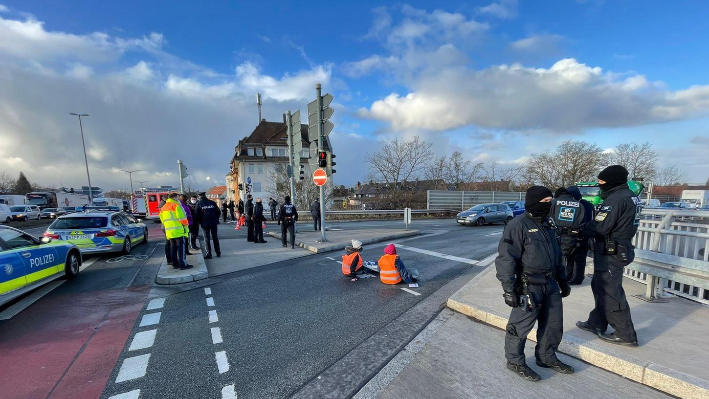 Der Protest am Morgen des 22. Februar 2022 führte zu Verkehrsbehinderungen und Rückstau auf dem Frankenschnellweg. Der Protest am Morgen des 22. Februar 2022 führte zu Verkehrsbehinderungen und Rückstau auf dem Frankenschnellweg.