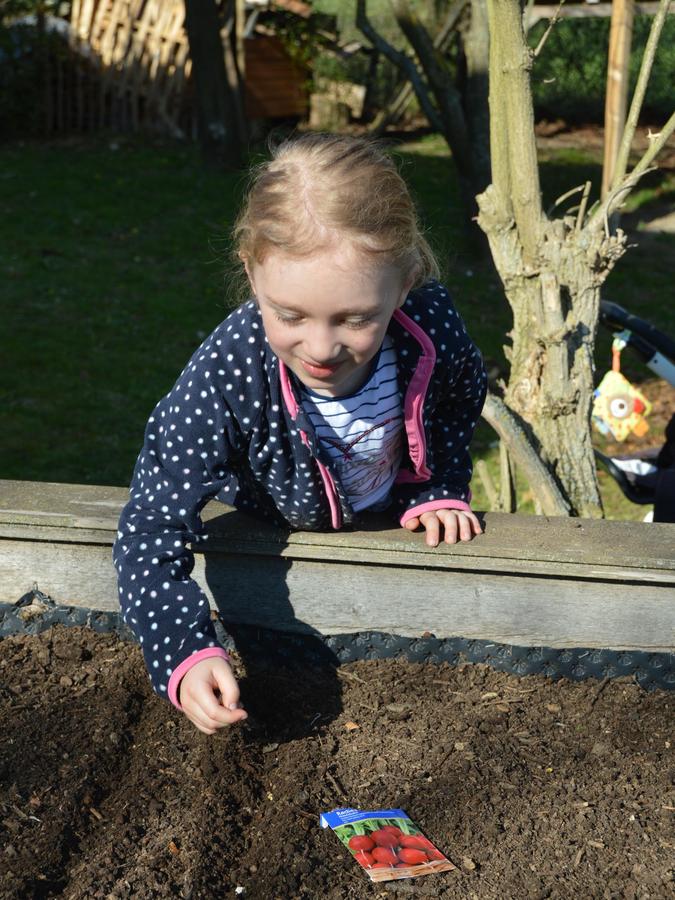 Kinder lernen durch eigenes Tun im Garten die Natur kennen.