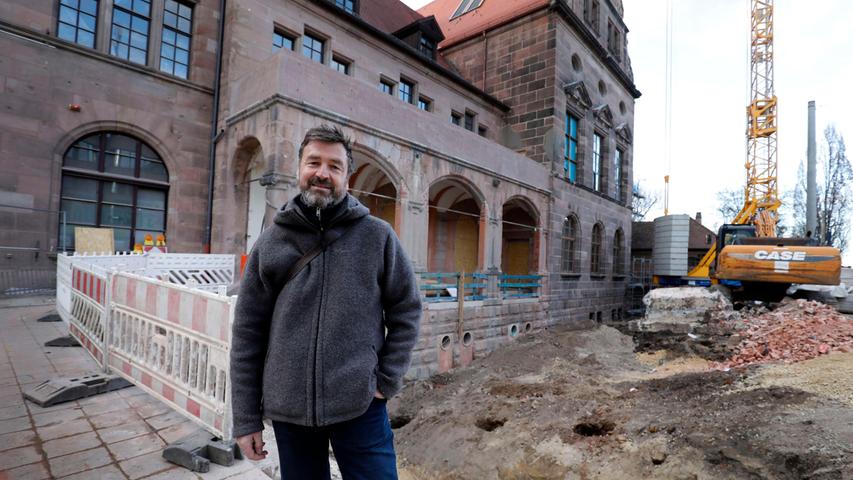 Architekt Florian Nagler vor dem Künstlerhaus und zwar an der Stelle, wo der neue Haupteingang erschlossen wird.