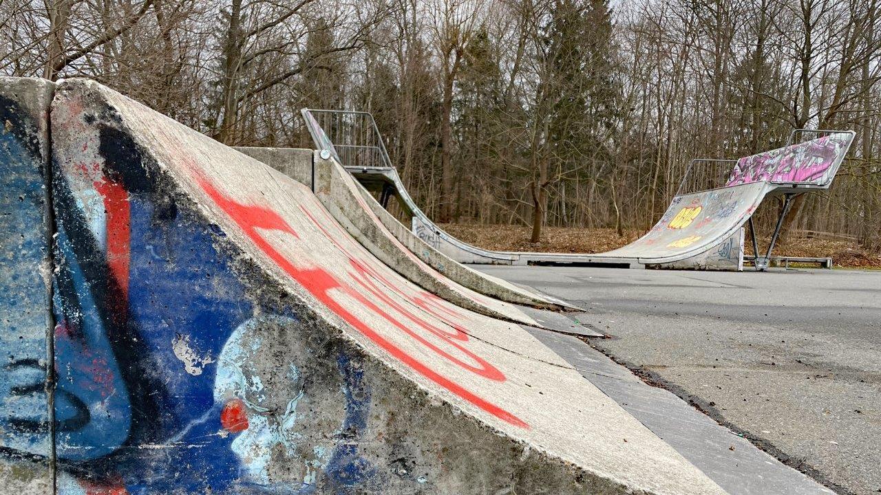 Die in die Jahre gekommene Skateanlage an der Münchener Straße wird ab dem Frühjahr bis zum Herbst komplett umgestaltet und großteils neu errichtet. Die in die Jahre gekommene Skateanlage an der Münchener Straße wird ab dem Frühjahr bis zum Herbst komplett umgestaltet und großteils neu errichtet.