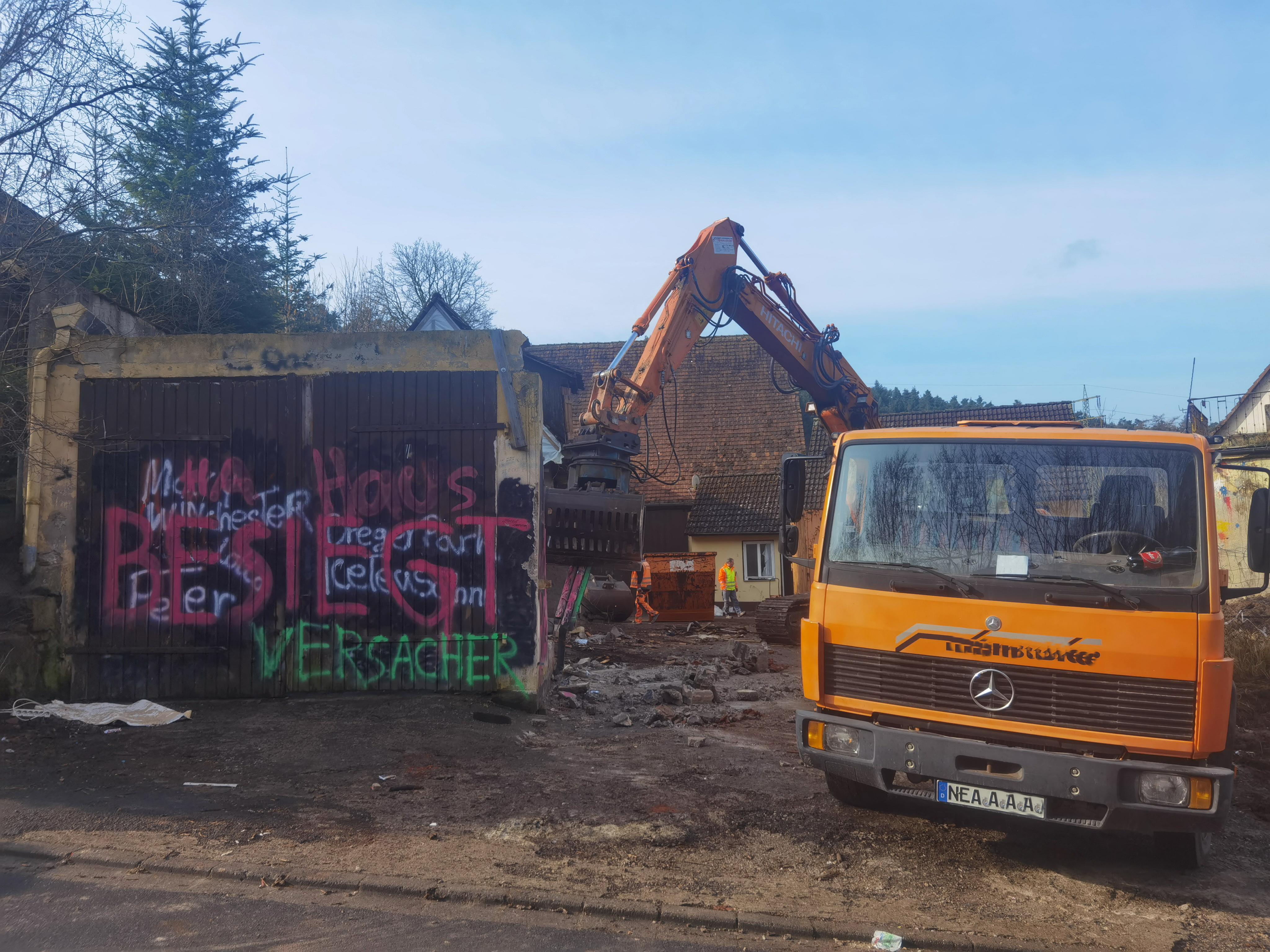 Über Jahre terrorisierten der Drachenlord und seine Hater, also Kritiker, den Ort. Täglich rückte die Polizei an, es kam zu Gewalt, Beleidigungen, der Lärm war für die knapp 40 Anwohner unerträglich. 