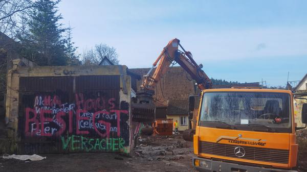 Über Jahre terrorisierten der Drachenlord und seine Hater, also Kritiker, den Ort. Täglich rückte die Polizei an, es kam zu Gewalt, Beleidigungen, der Lärm war für die knapp 40 Anwohner unerträglich.