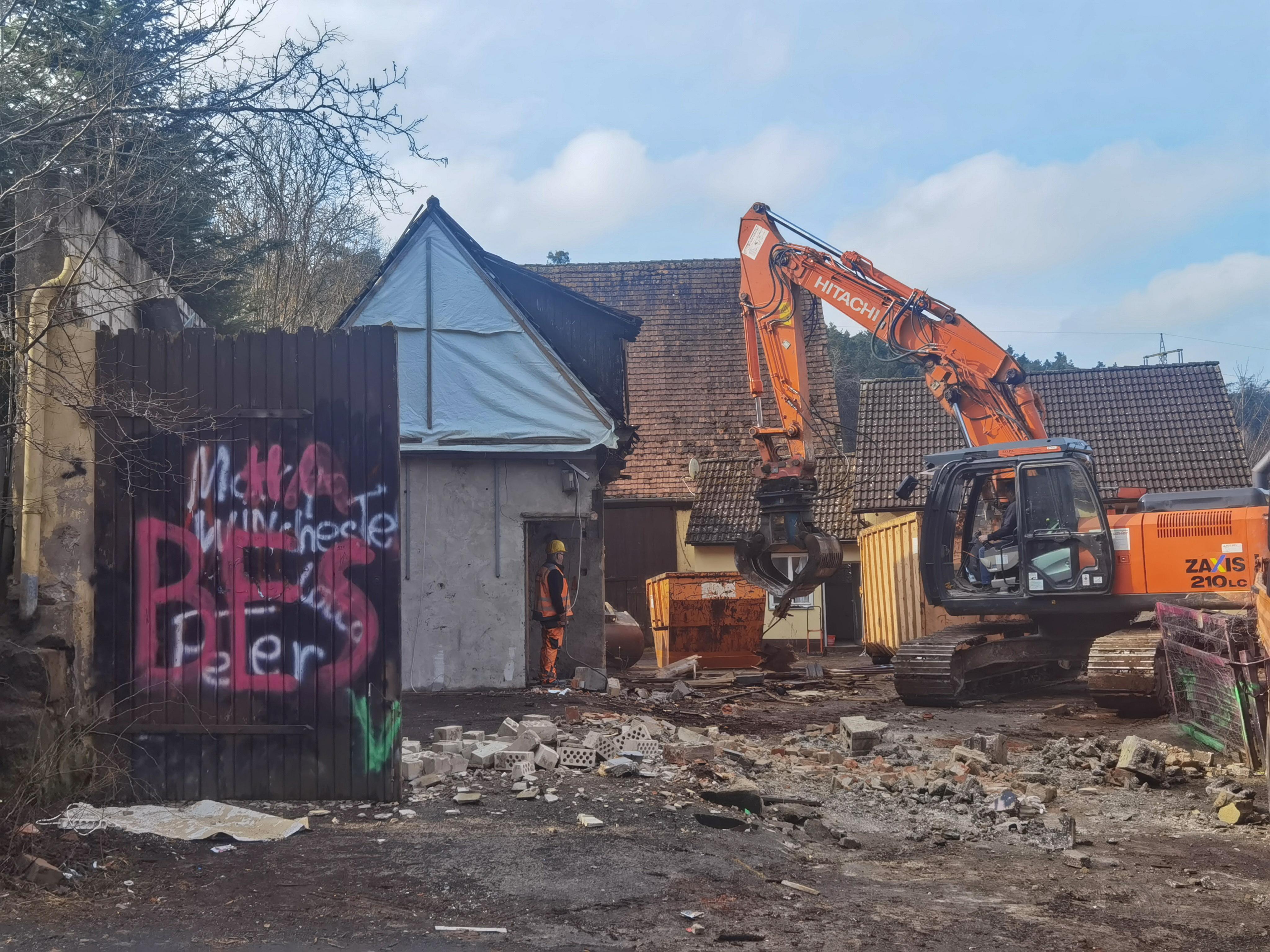 Nachdem der YouTuber, der in seinen Streams provoziert, beleidigt und pöbelt, Mitte Februar 2022 ausgezogen war, ließ die Gemeinde das Wohnhaus des Drachenlord abreißen. 