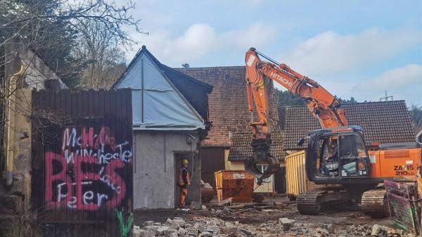 Nachdem der YouTuber, der in seinen Streams provoziert, beleidigt und pöbelt, Mitte Februar 2022 ausgezogen war, ließ die Gemeinde das Wohnhaus des Drachenlord abreißen.