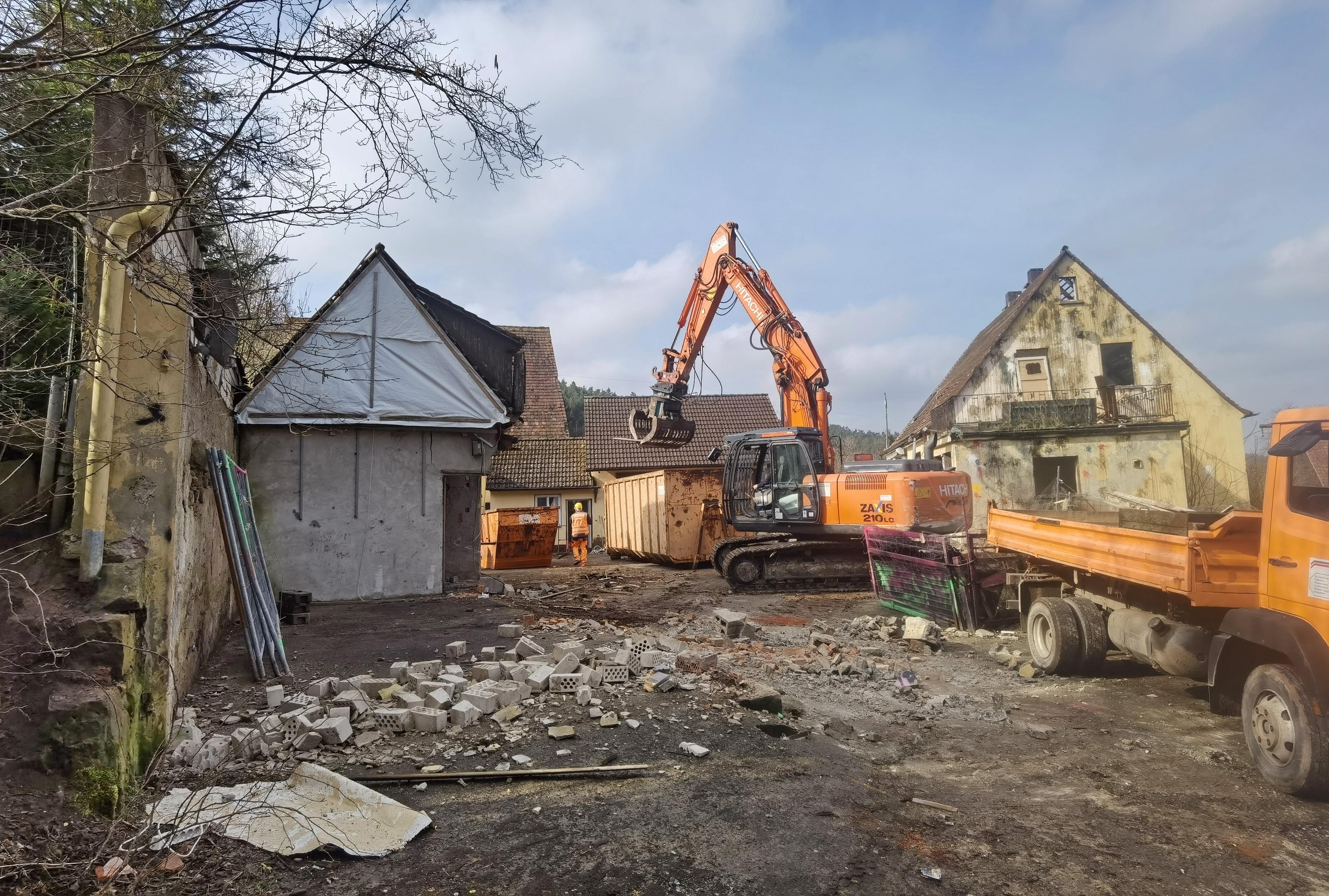 Stein für Stein fraß sich der Bagger durch Winklers Geburtshaus. "Es fällt mir leichter, als viele denken", sagte der Drachenlord unmittelbar nach seinem Auszug. Auch er hatte die ständigen Polizeieinsätze um seine Person wohl satt. Täglich besuchten ihn Hater, um ihn zu provozieren. 