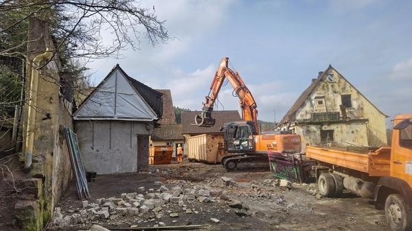 Stein für Stein fraß sich der Bagger durch Winklers Geburtshaus. "Es fällt mir leichter, als viele denken", sagte der Drachenlord unmittelbar nach seinem Auszug. Auch er hatte die ständigen Polizeieinsätze um seine Person wohl satt. Täglich besuchten ihn Hater, um ihn zu provozieren.