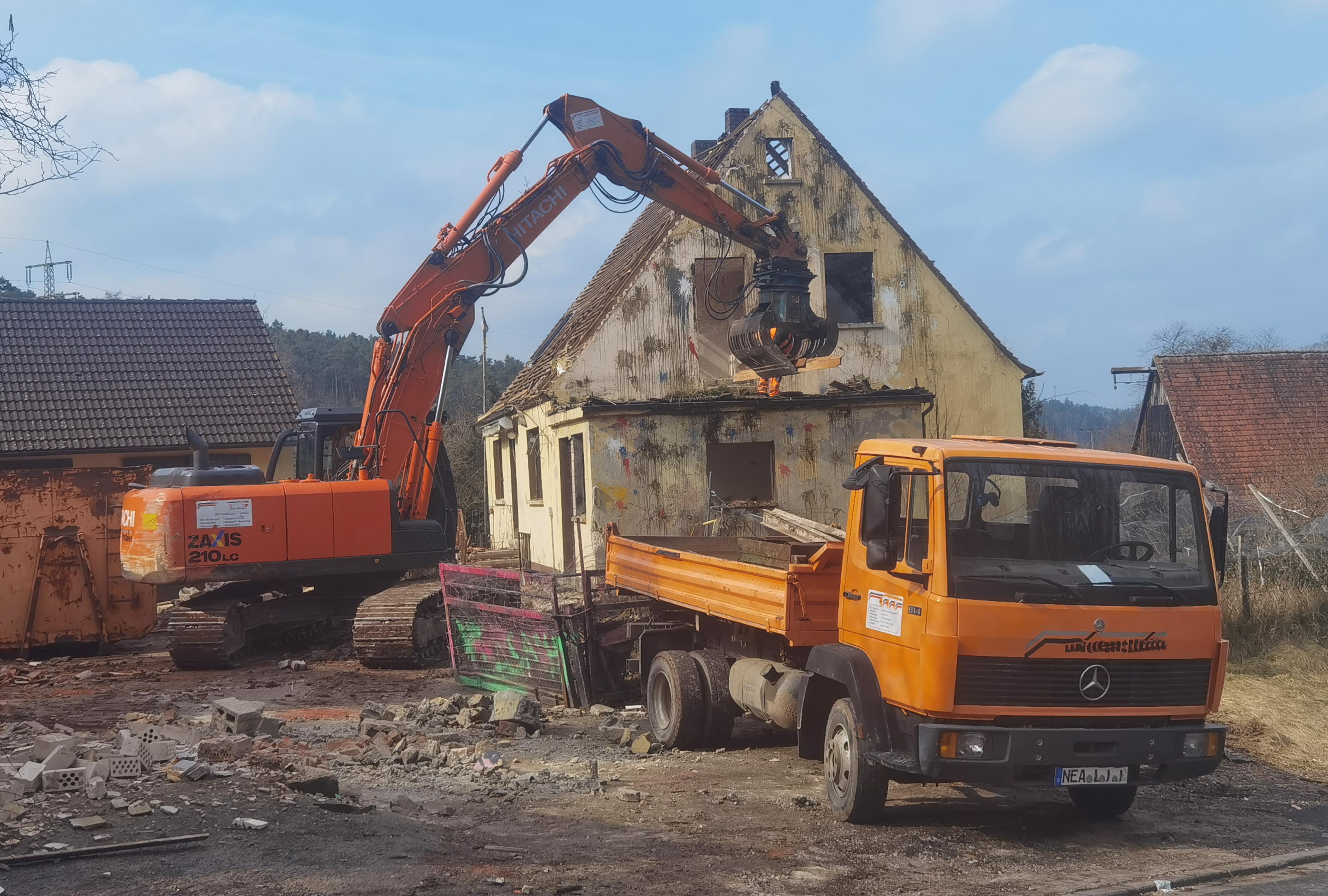 Die Polizei positionierte sich während der Abrissarbeiten mit Streifen, um Schaulustige abzuhalten - und auch die Reiterstaffel war im Einsatz.  