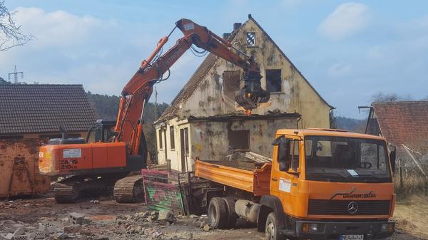 Die Polizei positionierte sich während der Abrissarbeiten mit Streifen, um Schaulustige abzuhalten - und auch die Reiterstaffel war im Einsatz.