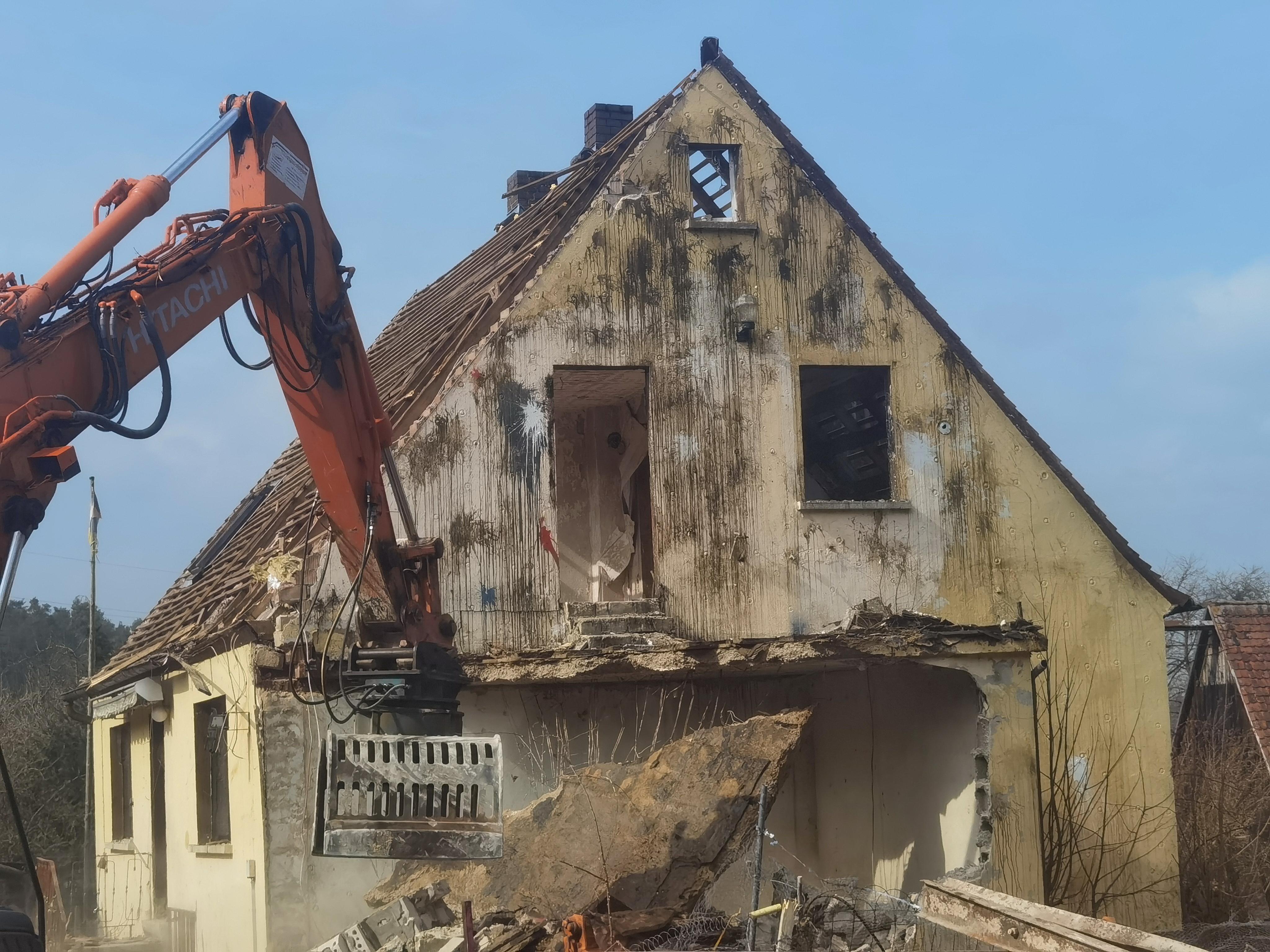 Unmittelbar nach dem Auszug befürchteten Polizei und Gemeinde eine Art Souvenirjagd auf die Hinterlassenschaften des Drachenlord. Nach Informationen unserer Redaktion ließ Winkler jede Menge persönliche Gegenstände zurück. Tatsächlich boten Unbekannte vereinzelt Dachziegel und andere Gegenstände auf eBay an.   