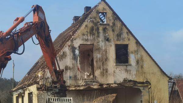 Unmittelbar nach dem Auszug befürchteten Polizei und Gemeinde eine Art Souvenirjagd auf die Hinterlassenschaften des Drachenlord. Nach Informationen unserer Redaktion ließ Winkler jede Menge persönliche Gegenstände zurück. Tatsächlich boten Unbekannte vereinzelt Dachziegel und andere Gegenstände auf eBay an.